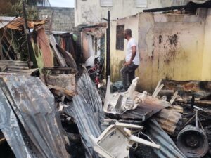 Incendio destruye cinco viviendas en barrio San Carlos