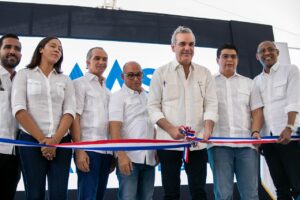 Presidente Luis Abinader y Fellito Suberví inauguran el remozamiento de la cañada El Túnel, en Capotillo