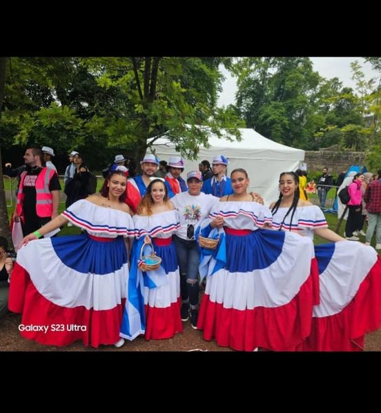 Comparsa dominicana participa de manera exitosa en carnaval de Edimburgo en Escocia